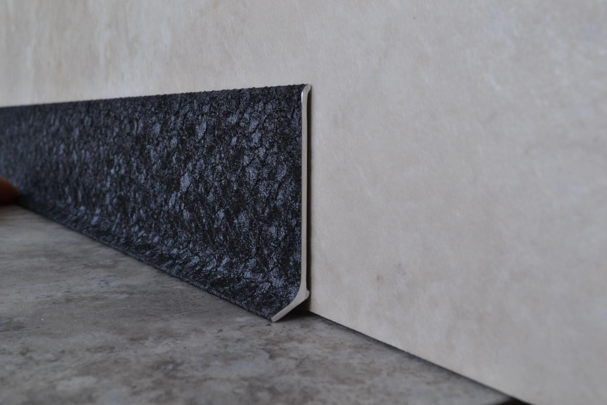 Плинтус алюминиевый L-образный текстура кожи черная (2500*11*60 мм) — купить в Адлере