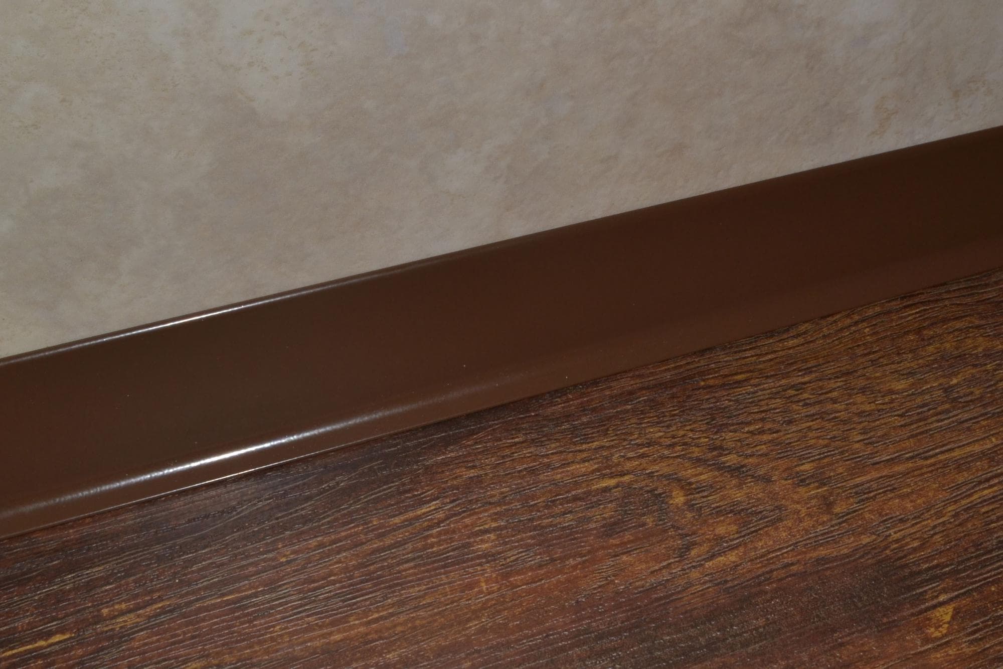 Плинтус алюминиевый L-образный шоколад (2500*11*60 мм) — купить в Адлере